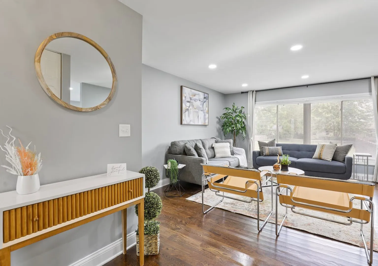 Modern Oasis King|Close to Hwy| Shopping 25 min Chicago — Photo 2