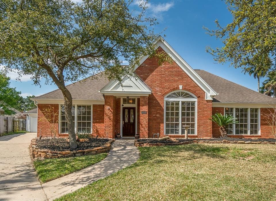 Fabulous 1-story home located on an oversized cul-de-sac lot in the master planned community of Fairfield!