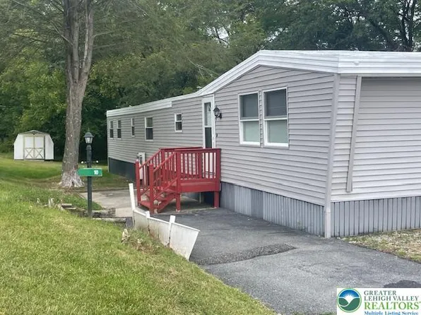 10 E Zimmer Dr, Walnutport, PA 18088