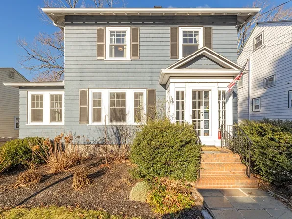 12 Robin St, West Roxbury, MA 02132