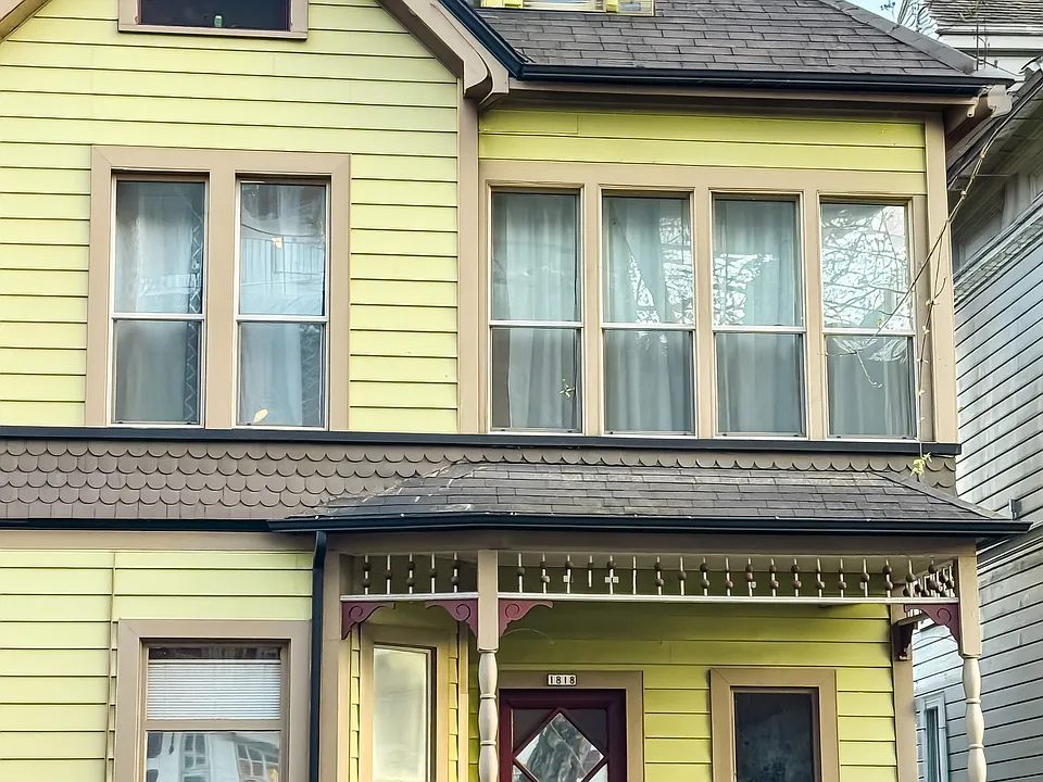 1818 NW Couch St #3