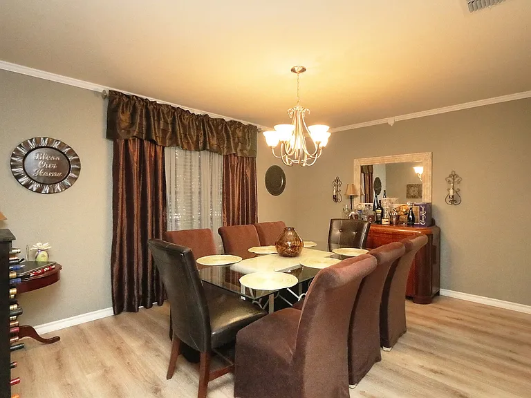 7813 Kingshire Dr — Photo 2