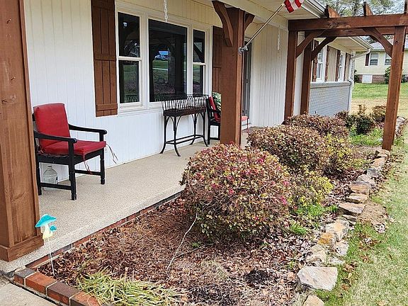 3rd image of 33 Pine Cir