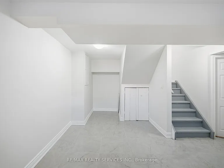 8 Deerpark Cres S #LOWER — Photo 7