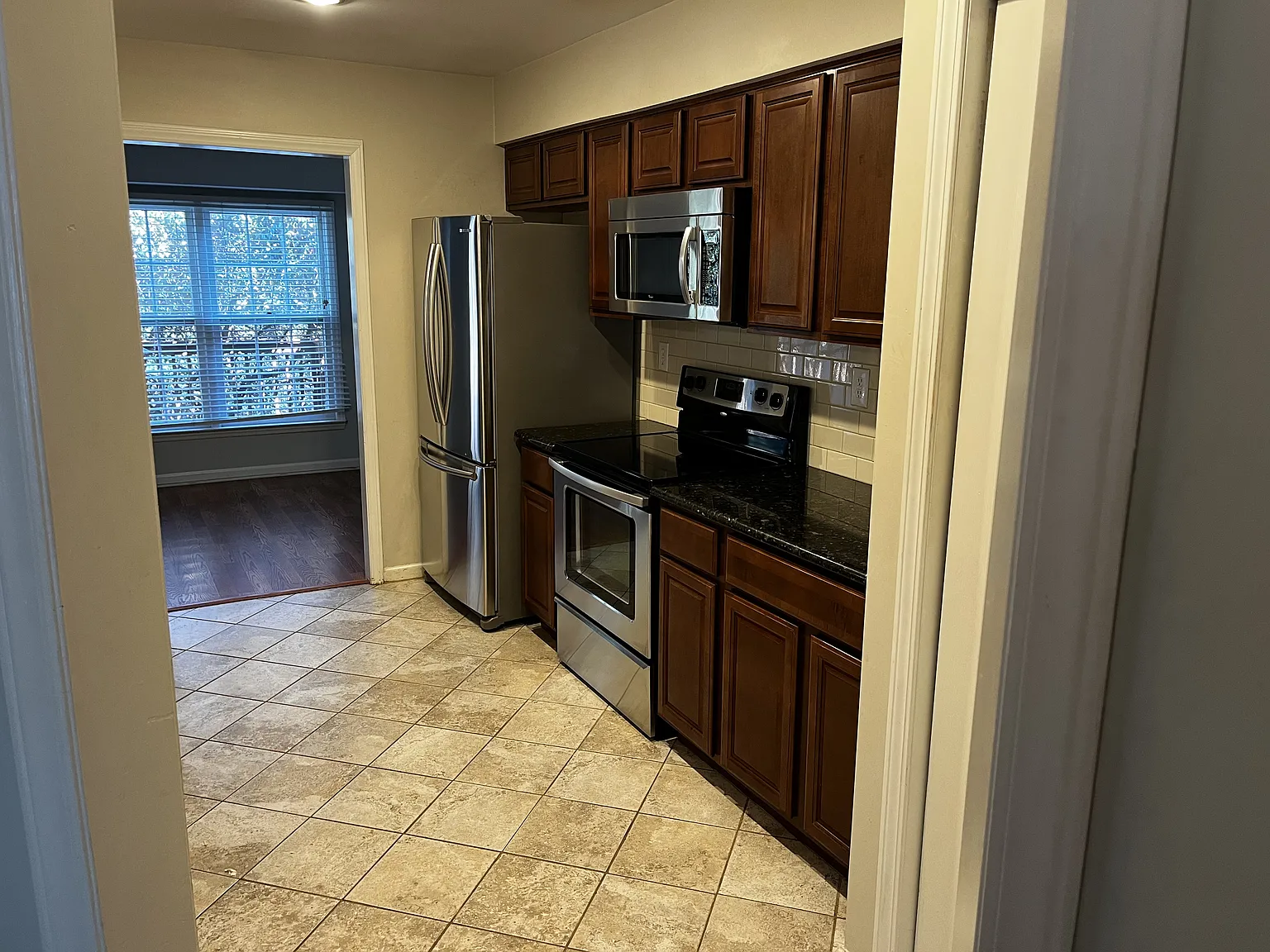 3 bed, 2100 sqft, $2,200 — Photo 4