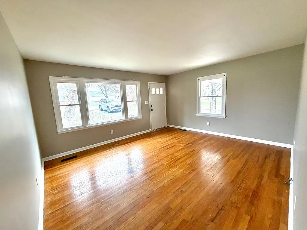 3 bed, 1.0 bath, 1036 sqft, $1,250 — Photo 2