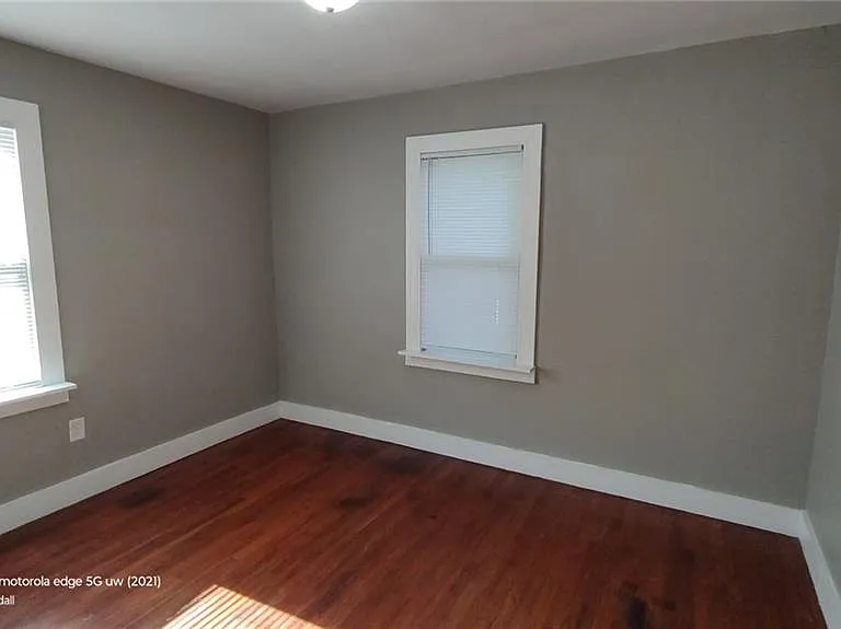 1033 Victoria Ave — Photo 7