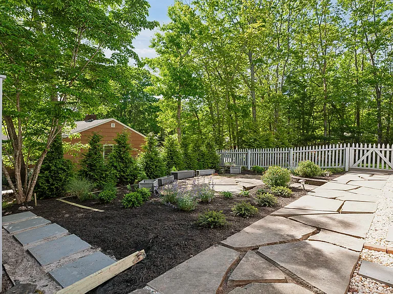 43 Highlands Dr — Photo 3