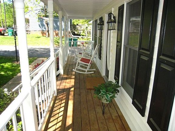 CHARMING COUNTRY FRONT PORCH