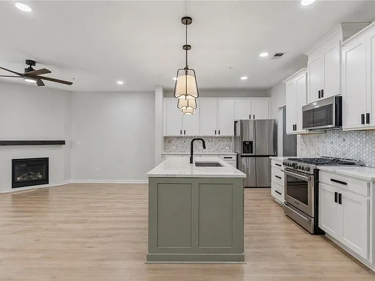 1339 Endicott Ct — Photo 4