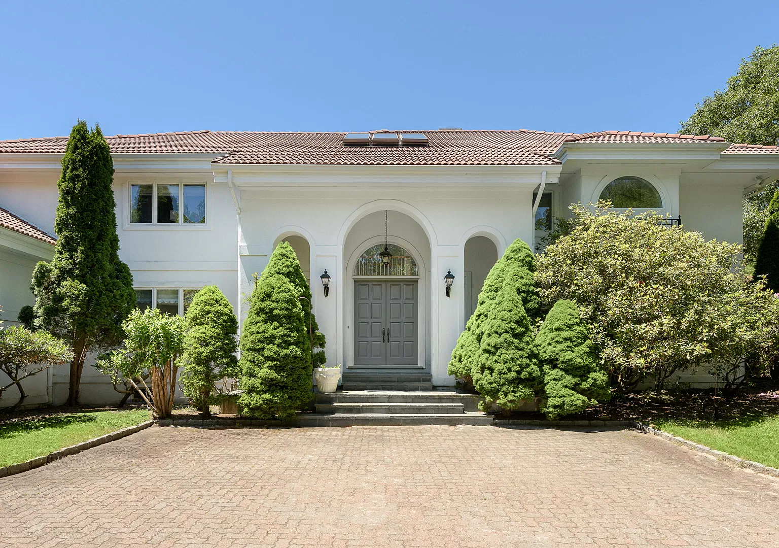 Mediterranean Villa in Heart of Hamptons - 5 BR/6 Brand New Baths — Photo 1