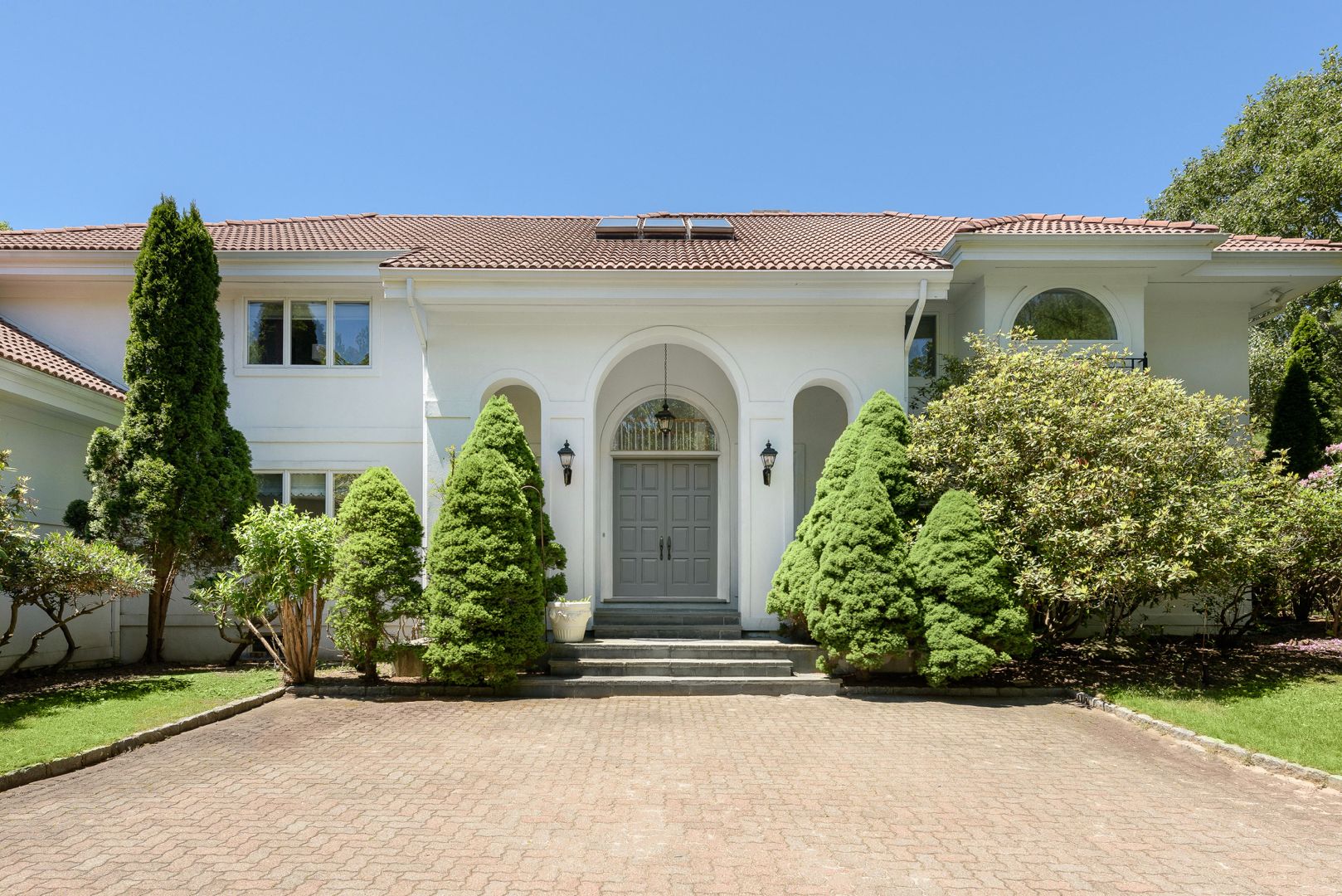  Front exterior

