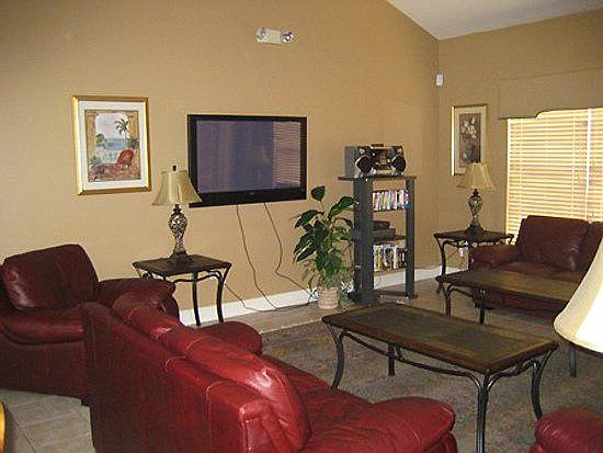 FG7P2706-FAMILY-ROOM