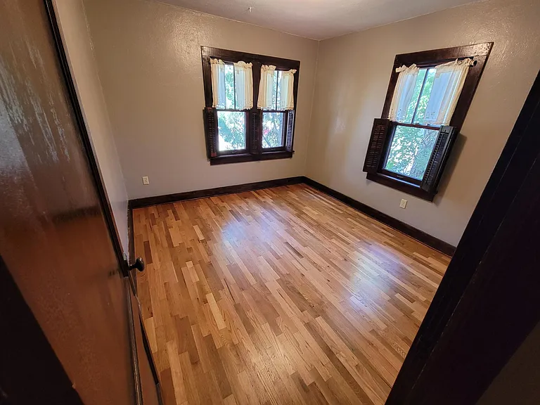 1225 Custer Ave — Photo 9