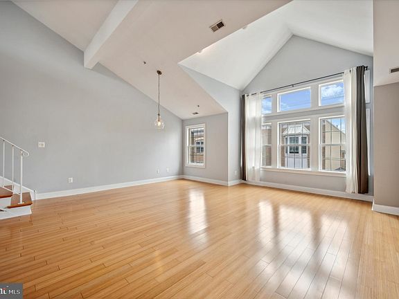 4th image of 723-25 Bainbridge St #C