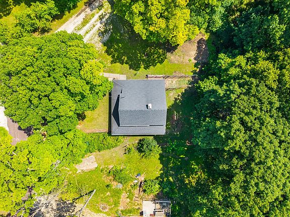5th image of 252 Sylvan Ln