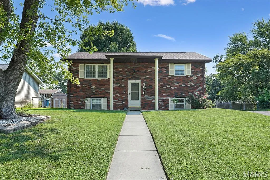 3020 Mockingbird Ln photo 1