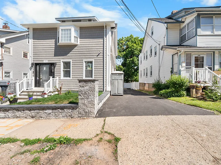 246 Lincoln Pl #1 — Photo 2