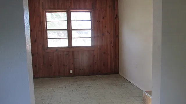 DEN FRONT WINDOWS