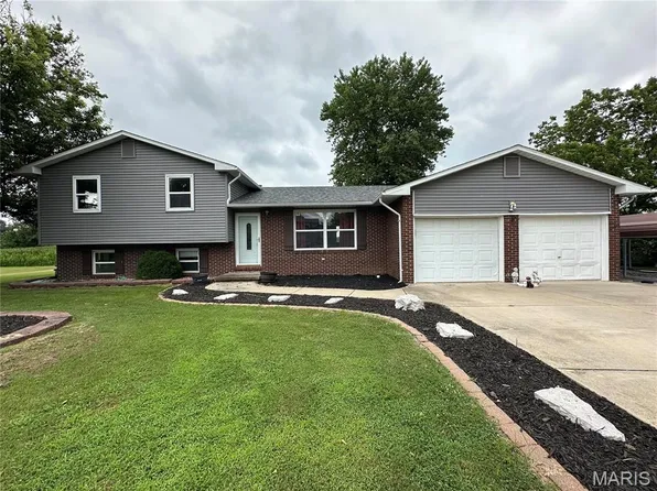 402 Thomas St, Brighton, IL 62012