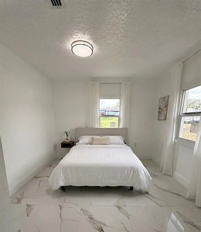 3 bed, 1.0 bath, 849 sqft, $1,950 — Photo 3
