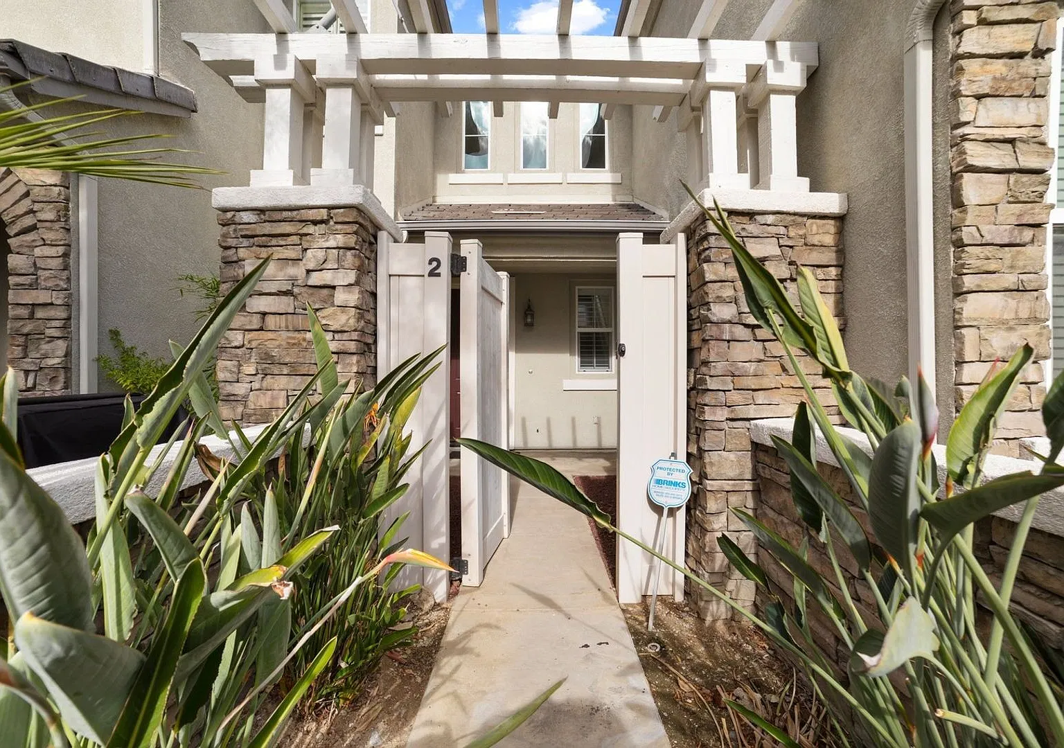 Charming 2BR Townhome in Rancho Cucamonga (Walking distance to Victoria Gardens!) — Photo 2