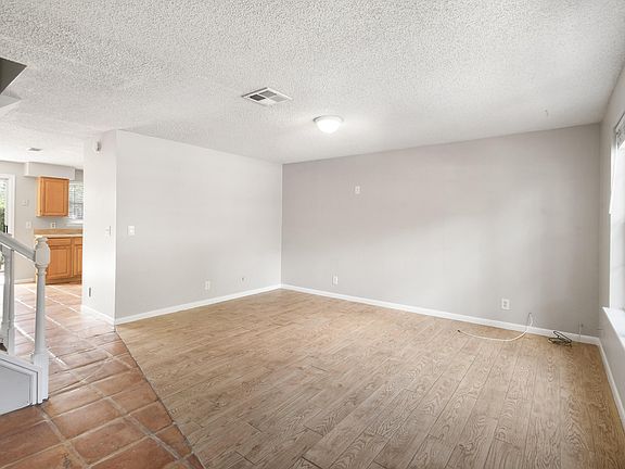 4th image of 110 OLD ENGLISH Court