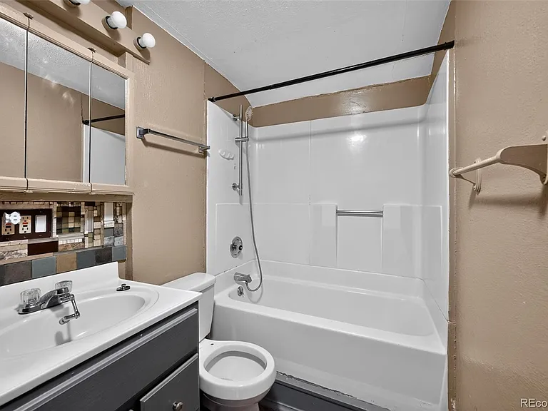 225 S Holland St #B — Photo 15