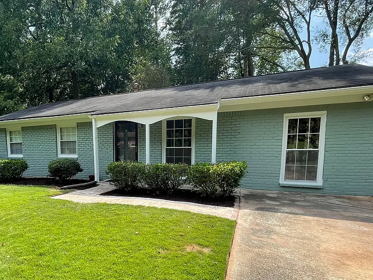 956 Seville Dr — Photo 1
