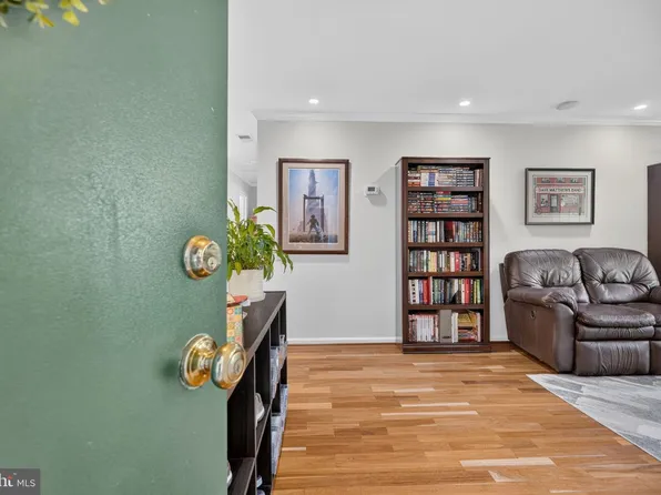 2050 N Calvert St APT 404, Arlington, VA 22201