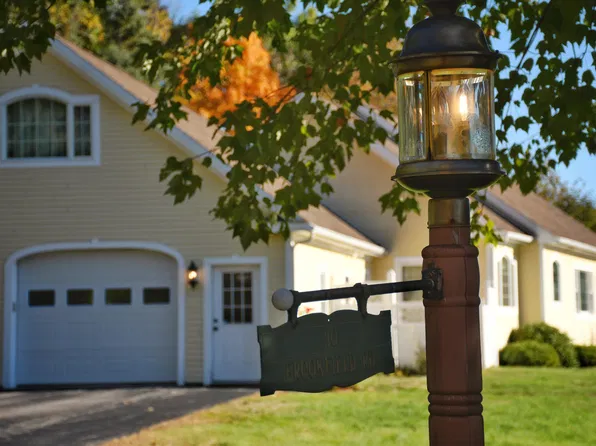 10 Brookfield Road, Falmouth, ME 04105