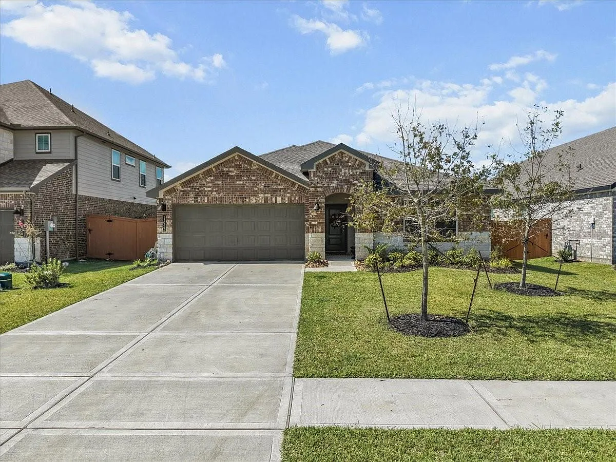4 bed, 2.0 bath, 2031 sqft, $2,850 — Photo 2