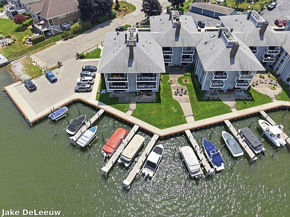 3rd image of 400 Lakeview Ct APT 1A