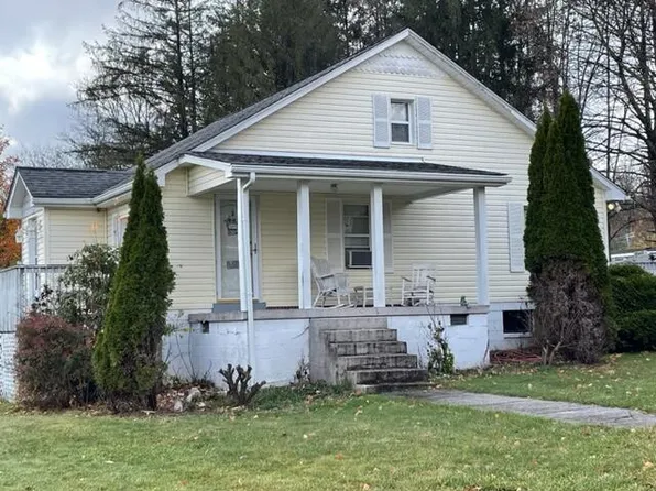 6261 Robert C Byrd Dr, Mount Hope, WV 25880