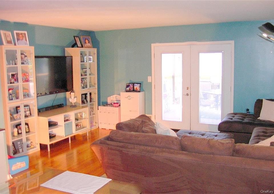 1st image of 27 Farley Dr