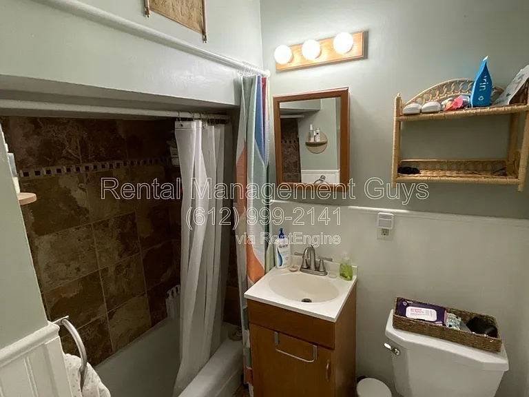 1938 Roblyn Ave #1 — Photo 9
