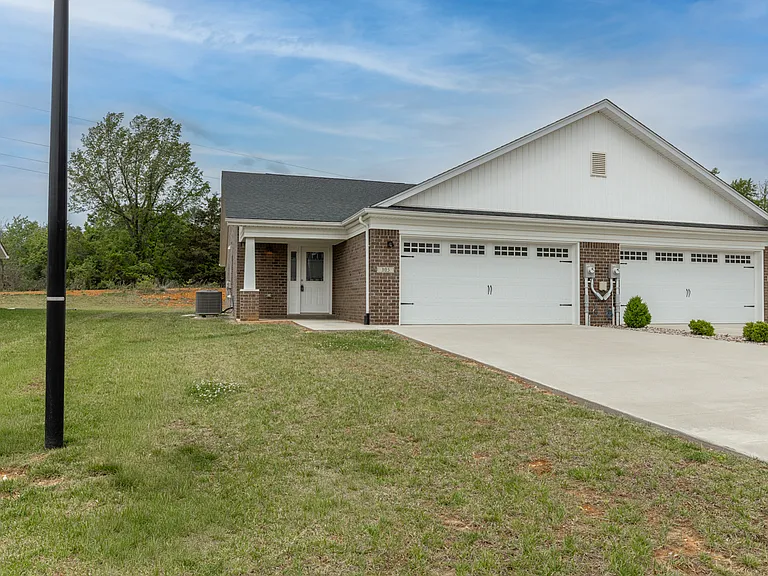 305 Breckinridge Cir — Photo 6