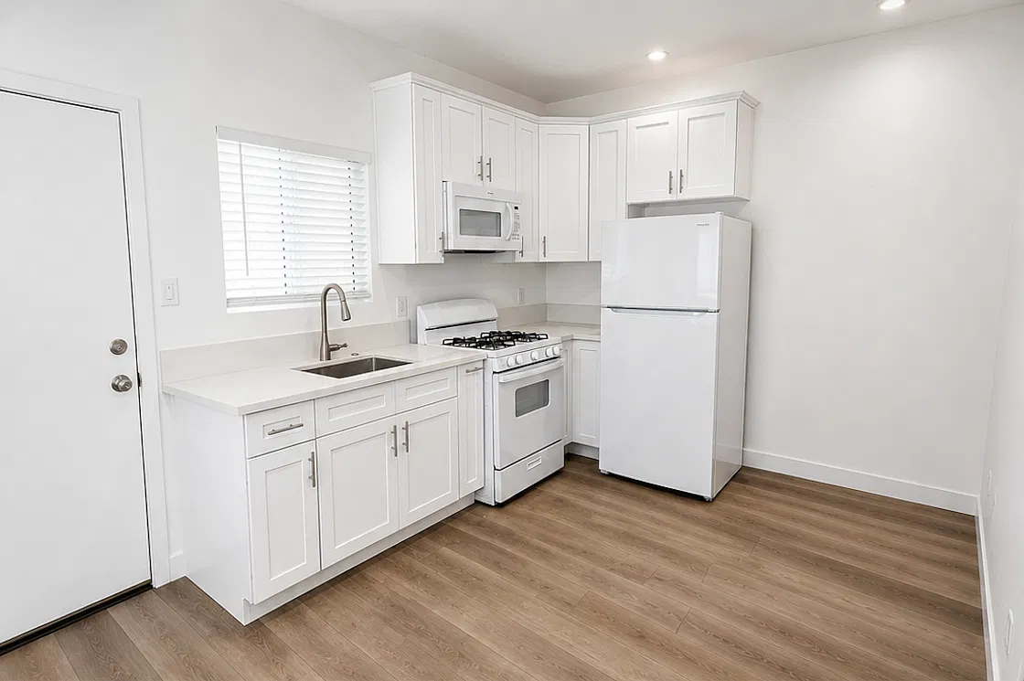 2 bed, 850 sqft, $2,300 — Photo 4