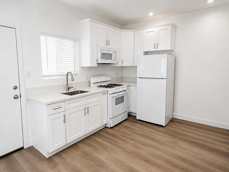 131 W 59th Pl #133-1/2 — Photo 4