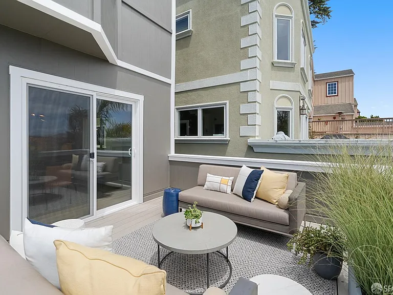 628 Los Palmos Dr — Photo 37