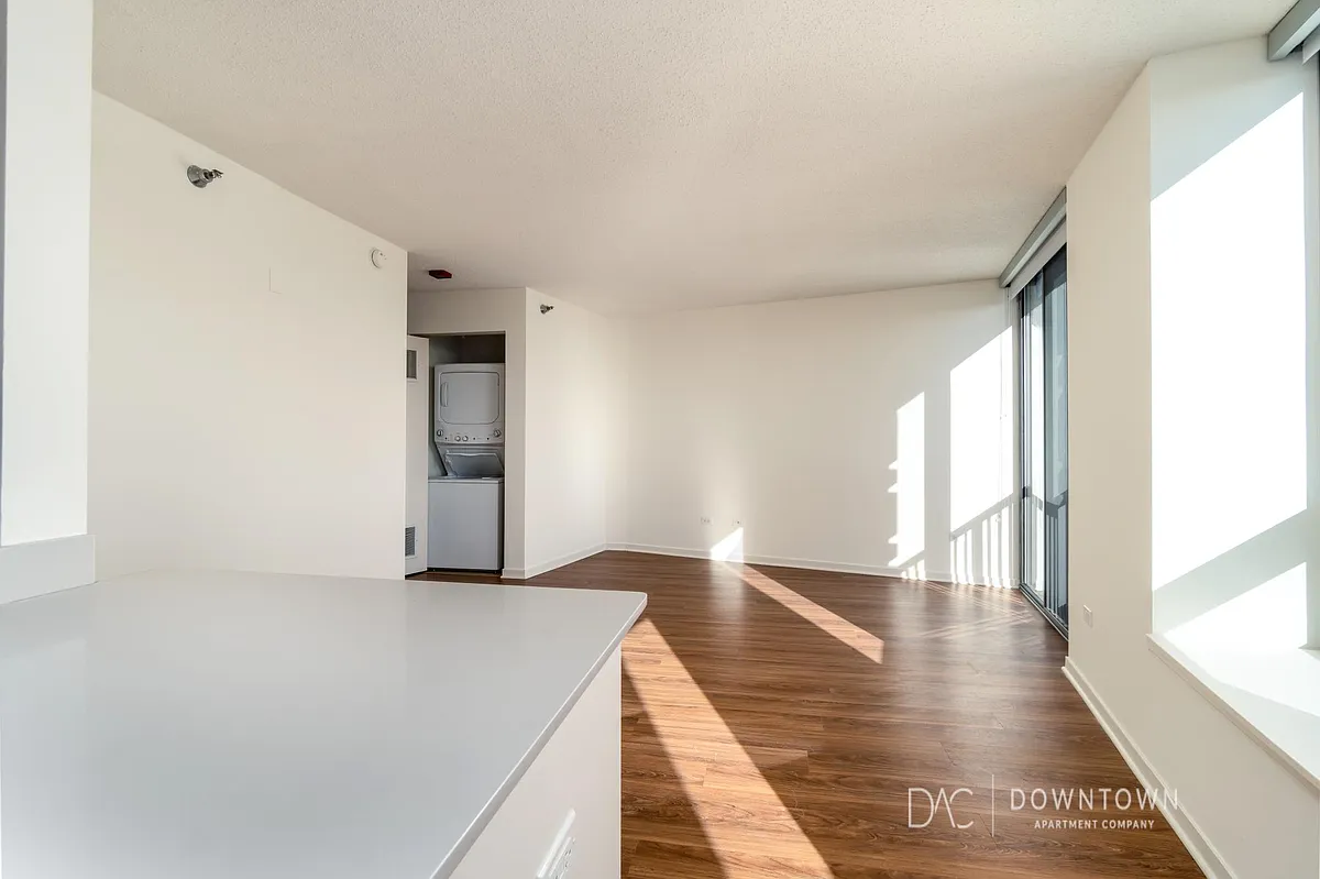 Building Photo - 500 N Kingsbury St #1
