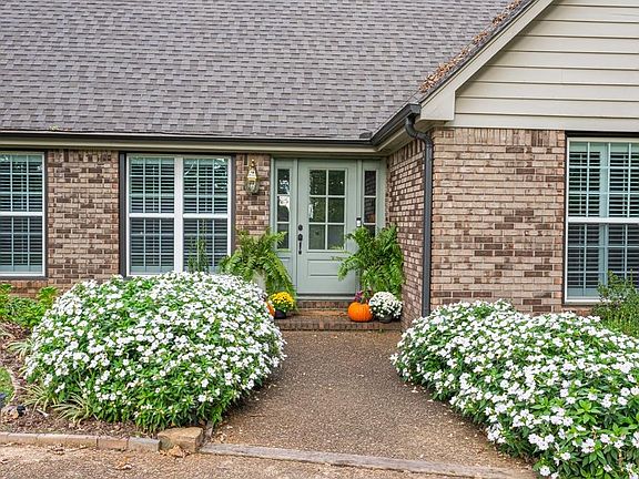 3rd image of 132 Creekwood Cir