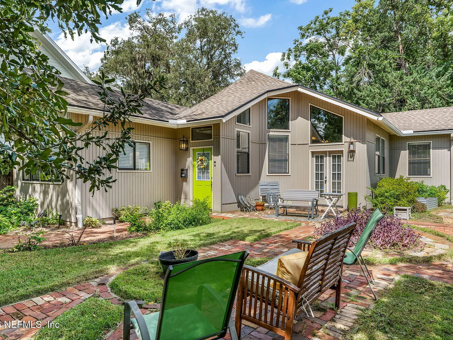 3 bed, 2.0 bath, 1900 sqft, $3,300 — Photo 2
