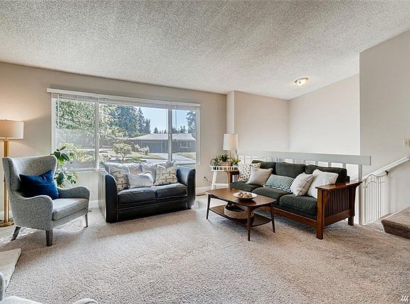 Nice sized living space that flows off the dining room and kitchen with vaulted ceilings.