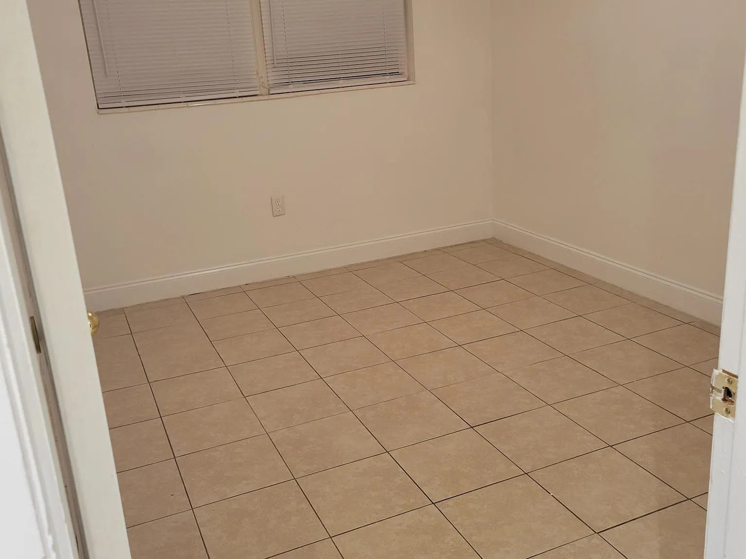 3 bed, 1.5 bath, 1025 sqft, $1,080 — Photo 4