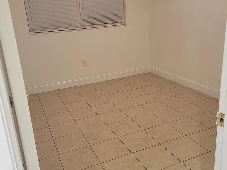 4160 Gloria Ave — Photo 4