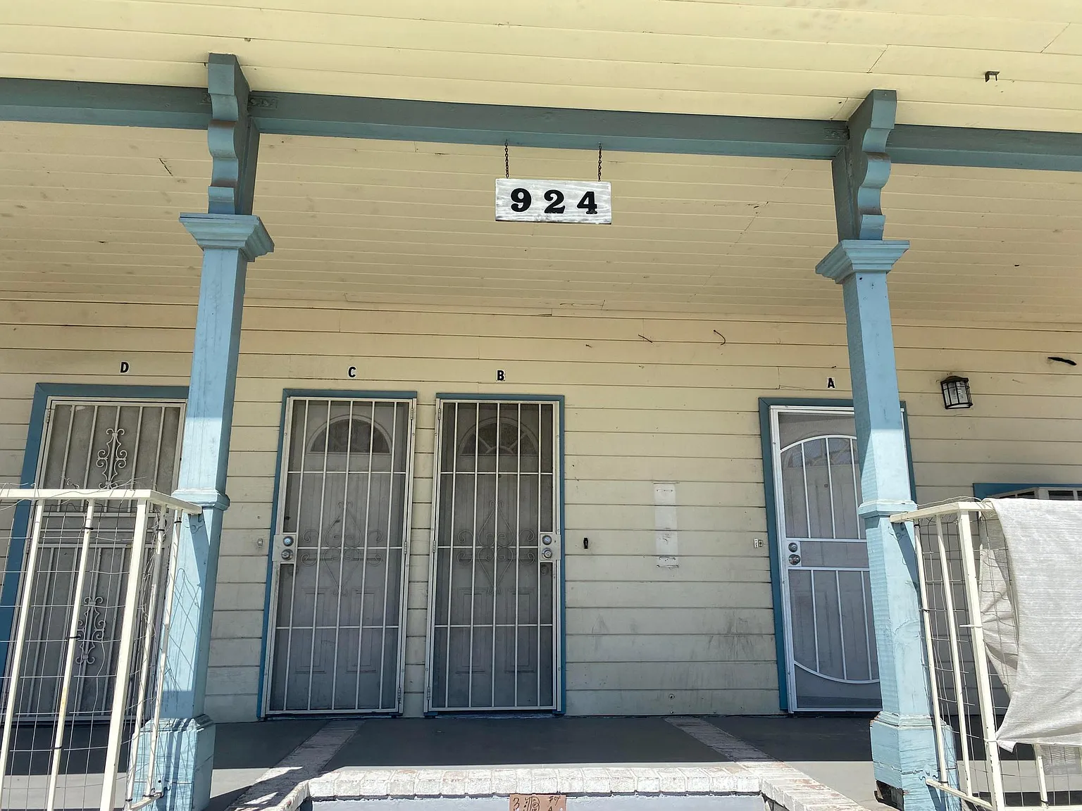 924 W 2nd St — Photo 1