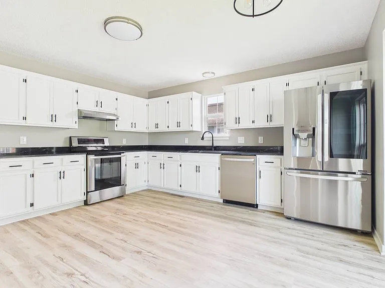 1206 Foxridge Dr — Photo 8