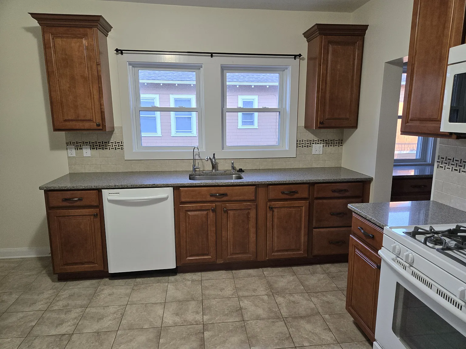 4 bed, 2200 sqft, $4,600 — Photo 4