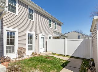 1350 Northampton Ln, Roselle, IL 60172